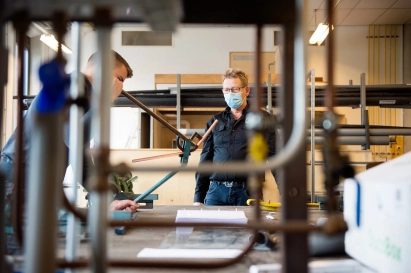 Praktijkbegeleider Theo van den Elzen laat Guus vast kennismaken met het mooie installatievak.